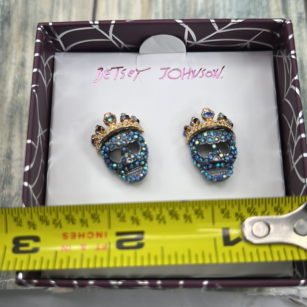 ⭐️Betsey Johnson Rhinestone Pave Sugar Skull Crown Stud Earrings NIB - Picture 7 of 7